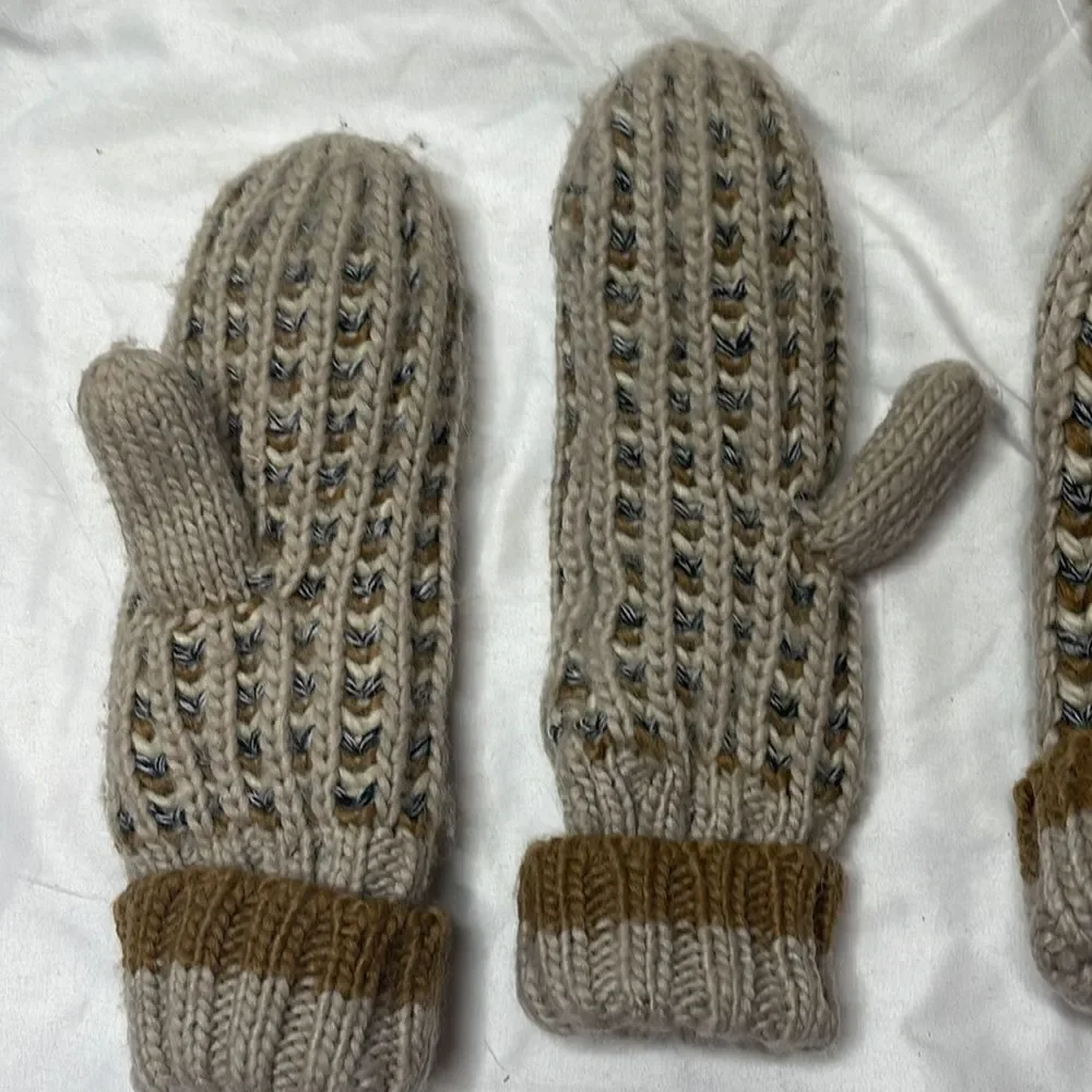 Roots Canada‎ Beige/Tan Chunky Knit Pom Pom Wool Blend Hat And Mittens.